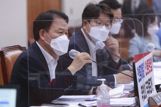 국민의힘 윤한홍 법사위 간사가 지난 25일 새벽 서울 여의도 국회에서 열린 법제사법위원회 전체회의에서 발언하고 있다. 연합뉴스